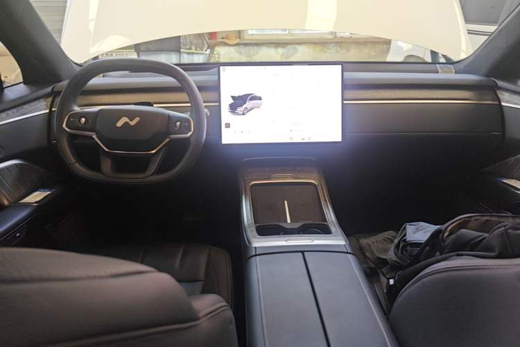 Used ONVO Luxeed L90 2025 Model—Ultra Six-Seater Version Center Console