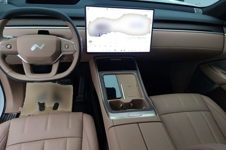 Used ONVO Luxeed L90 2025 Model—Ultra Six-Seater Version Center Console