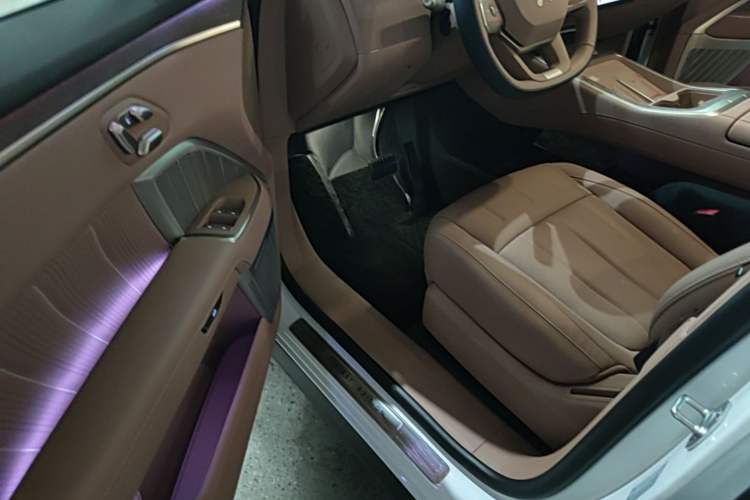 Used ONVO Luxeed L90 2025 Model—Ultra Six-Seater Version Driver Seat