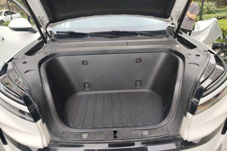 Used ONVO Luxeed L90 2025 Model—Pro Six-Seater Version Engine Bay