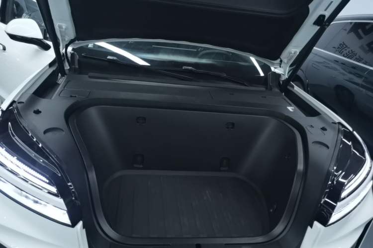 Used ONVO Luxeed L90 2025 Model—Max Six-Seater Version Engine Bay