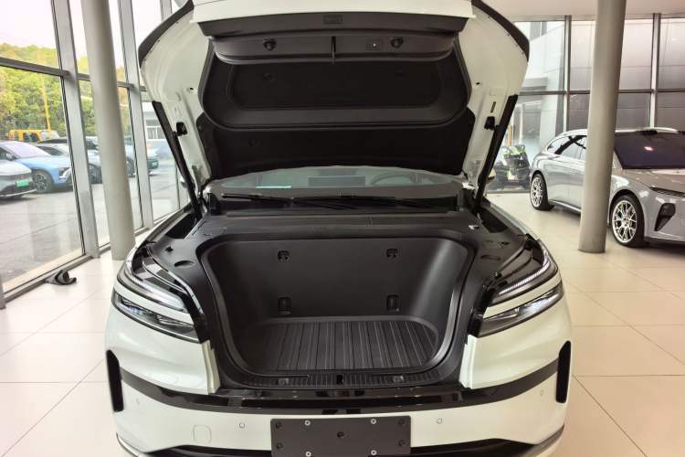 Used ONVO Luxeed L90 2025 Model—Ultra Six-Seater Version Engine Bay