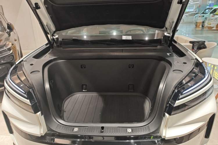 Used ONVO Luxeed L90 2025 Model—Max Six-Seater Version Engine Bay