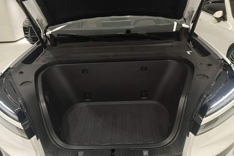 Used ONVO Luxeed L90 2025 Model—Max Six-Seater Version Engine Bay