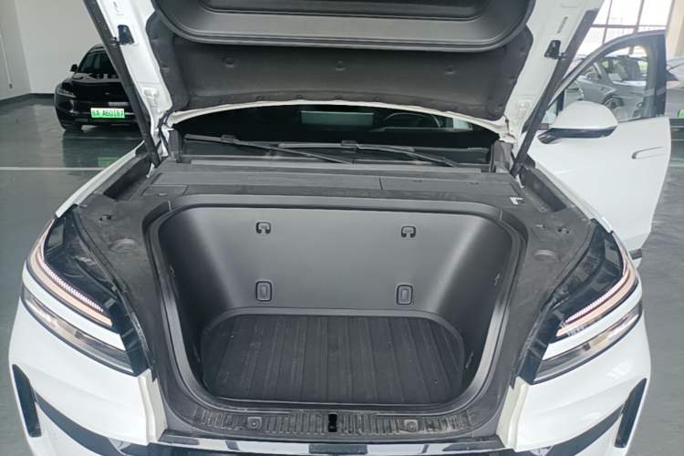 Used ONVO Luxeed L90 2025 Model—Ultra Six-Seater Version Engine Bay