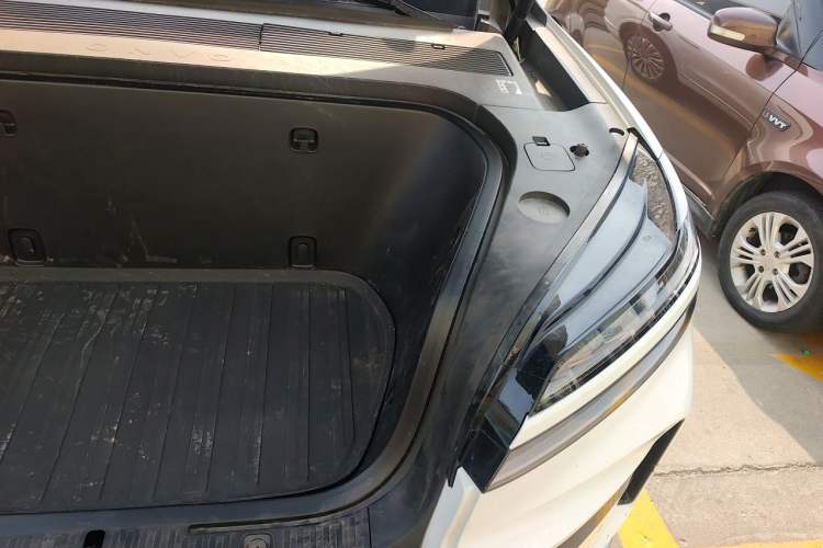 Used ONVO Luxeed L90 2025 Model—Max Six-Seater Version Engine Bay Left