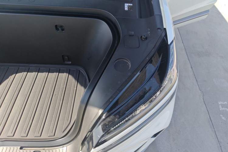 Used ONVO Luxeed L90 2025 Model—Ultra Six-Seater Version Engine Bay Left