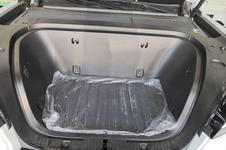 Used ONVO Luxeed L90 2025 Model—Ultra Six-Seater Version Engine Bay