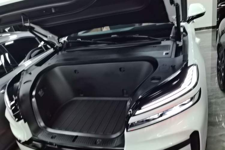 Used ONVO Luxeed L90 2025 Model—Ultra Six-Seater Version Engine Bay