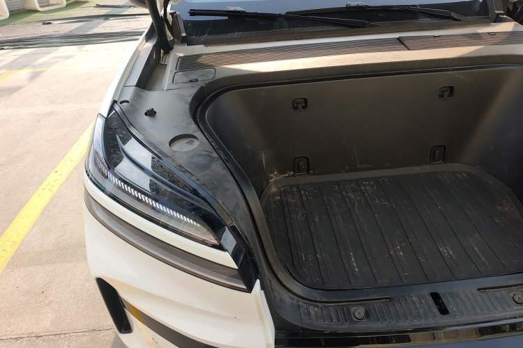 Used ONVO Luxeed L90 2025 Model—Max Six-Seater Version Engine Bay Right