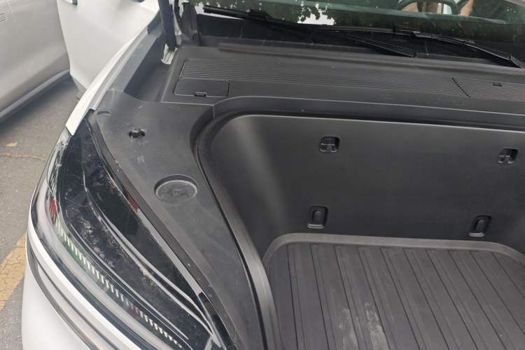 Used ONVO Luxeed L90 2025 Model—Ultra Six-Seater Version Engine Bay Right