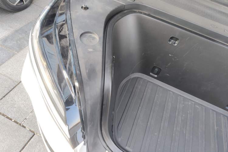 Used ONVO Luxeed L90 2025 Model—Max Six-Seater Version Engine Bay Right