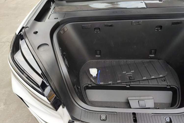 Used ONVO Luxeed L90 2025 Model—Max Six-Seater Version Engine Bay Right