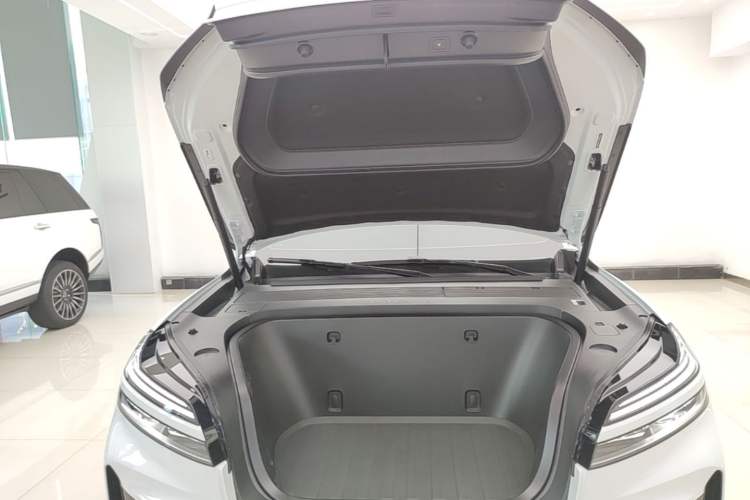 Used ONVO Luxeed L90 2025 Model—Ultra Six-Seater Version Engine Bay