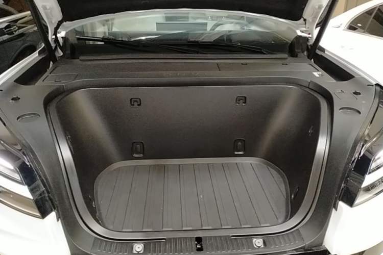Used ONVO Luxeed L90 2025 Model—Max Six-Seater Version Engine Bay