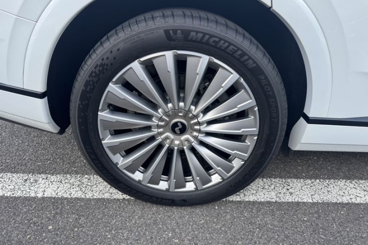 Used ONVO Luxeed L90 2025 Model—Ultra Six-Seater Version Exterior 1