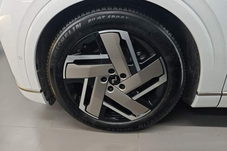 Used ONVO Luxeed L90 2025 Model—Ultra Six-Seater Version Exterior 4