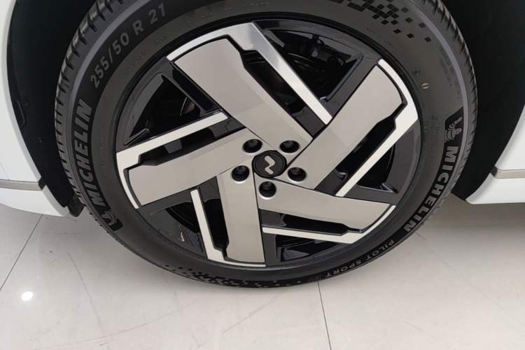 Used ONVO Luxeed L90 2025 Model—Ultra Six-Seater Version Exterior 4