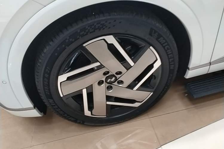 Used ONVO Luxeed L90 2025 Model—Max Six-Seater Version Exterior 4