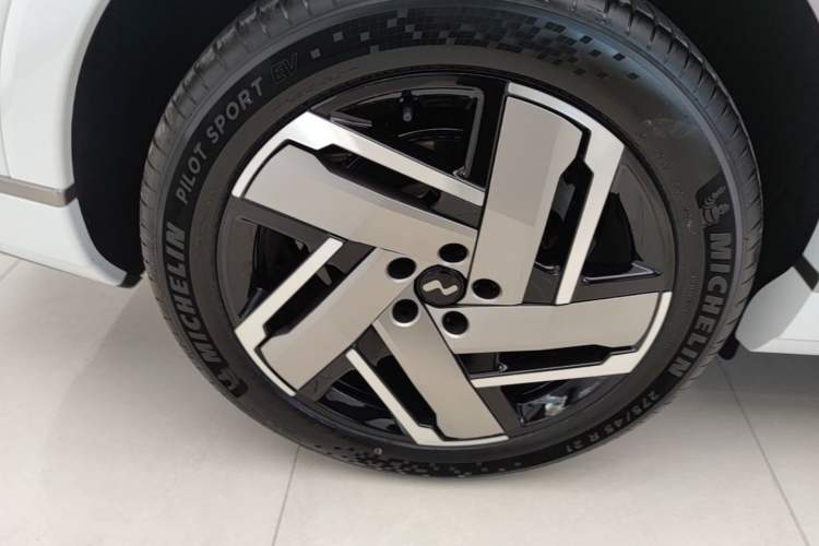 Used ONVO Luxeed L90 2025 Model—Ultra Six-Seater Version Exterior 5