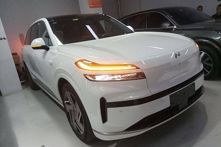 Used ONVO Luxeed L90 2025 Model—Max Six-Seater Version Front Right 45 Deg