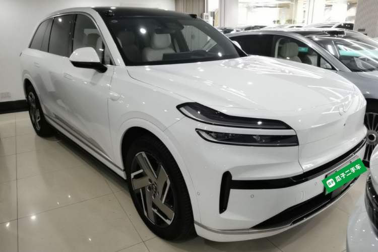 Used ONVO Luxeed L90 2025 Model—Max Six-Seater Version Front Right 45 Deg