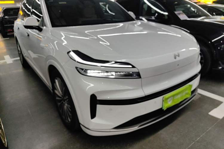 Used ONVO Luxeed L90 2025 Model—Ultra Six-Seater Version Front Right 45 Deg