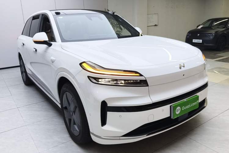 Used ONVO Luxeed L90 2025 Model—Max Six-Seater Version Front Right 45 Deg