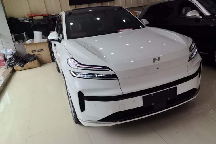 Used ONVO Luxeed L90 2025 Model—Pro Six-Seater Version Front Right 45 Deg