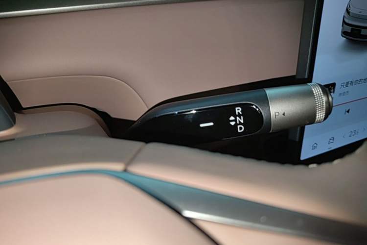 Used ONVO Luxeed L90 2025 Model—Ultra Six-Seater Version Gear Lever