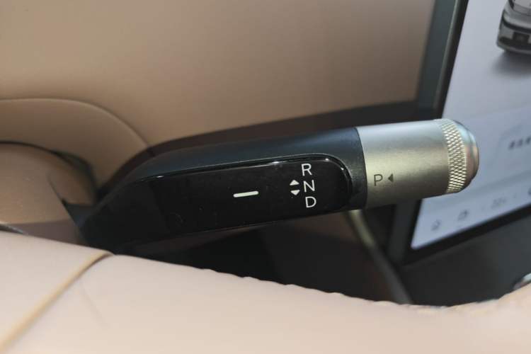 Used ONVO Luxeed L90 2025 Model—Ultra Six-Seater Version Gear Lever