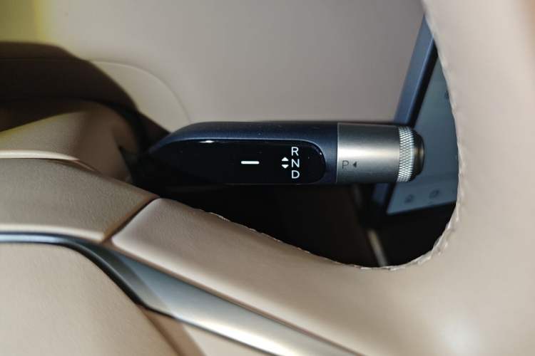 Used ONVO Luxeed L90 2025 Model—Max Six-Seater Version Gear Lever
