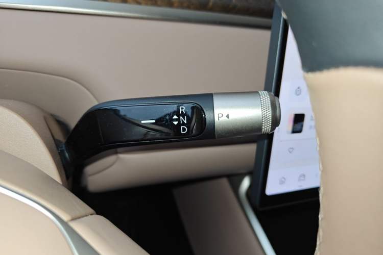 Used ONVO Luxeed L90 2025 Model—Ultra Six-Seater Version Gear Lever