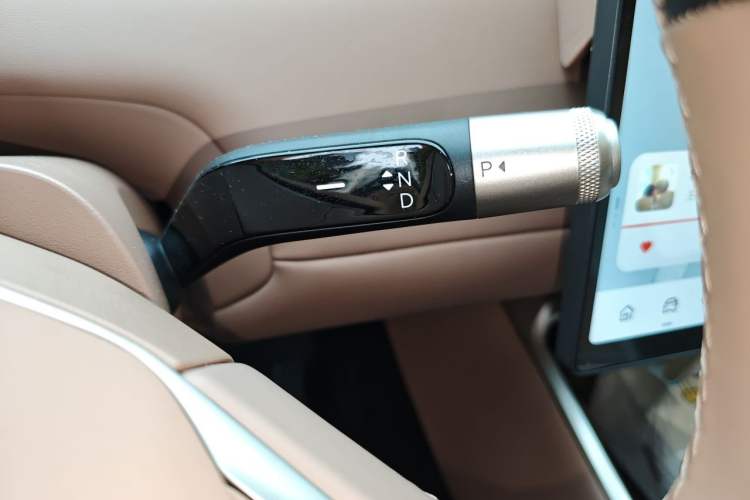 Used ONVO Luxeed L90 2025 Model—Ultra Six-Seater Version Gear Lever