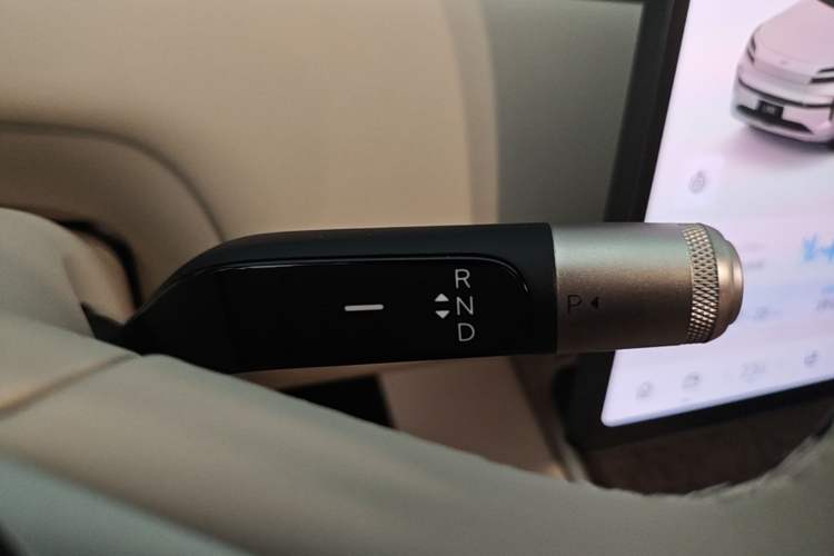 Used ONVO Luxeed L90 2025 Model—Ultra Six-Seater Version Gear Lever