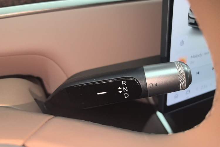 Used ONVO Luxeed L90 2025 Model—Ultra Six-Seater Version Gear Lever