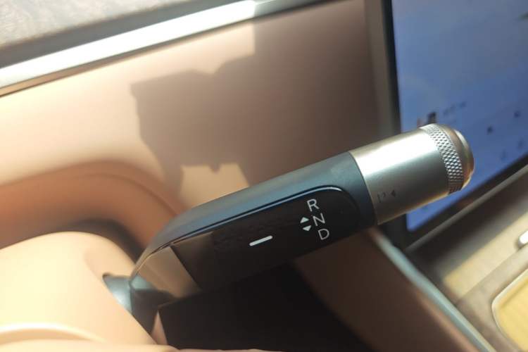 Used ONVO Luxeed L90 2025 Model—Ultra Six-Seater Version Gear Lever