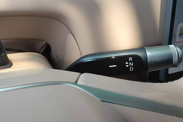 Used ONVO Luxeed L90 2025 Model—Ultra Six-Seater Version Gear Lever