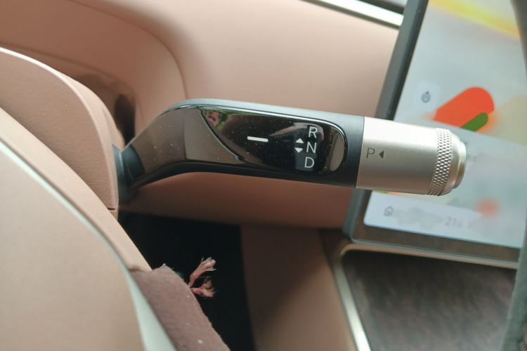 Used ONVO Luxeed L90 2025 Model—Ultra Six-Seater Version Gear Lever