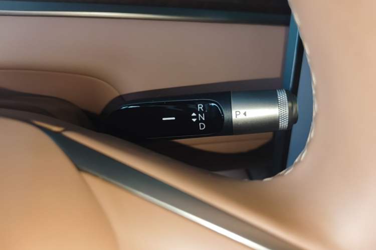 Used ONVO Luxeed L90 2025 Model—Max Six-Seater Version Gear Lever
