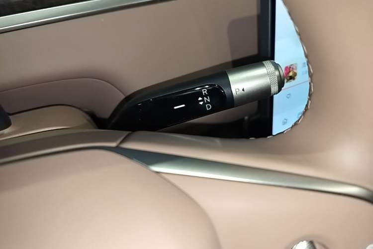 Used ONVO Luxeed L90 2025 Model—Max Six-Seater Version Gear Lever
