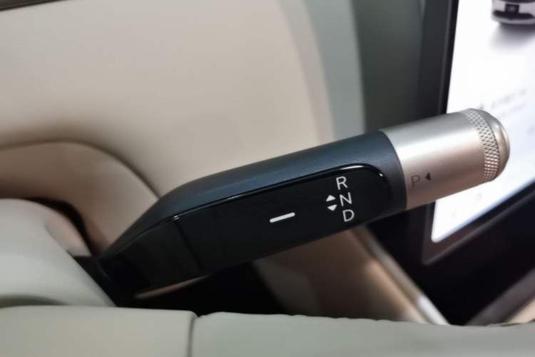 Used ONVO Luxeed L90 2025 Model—Max Six-Seater Version Gear Lever