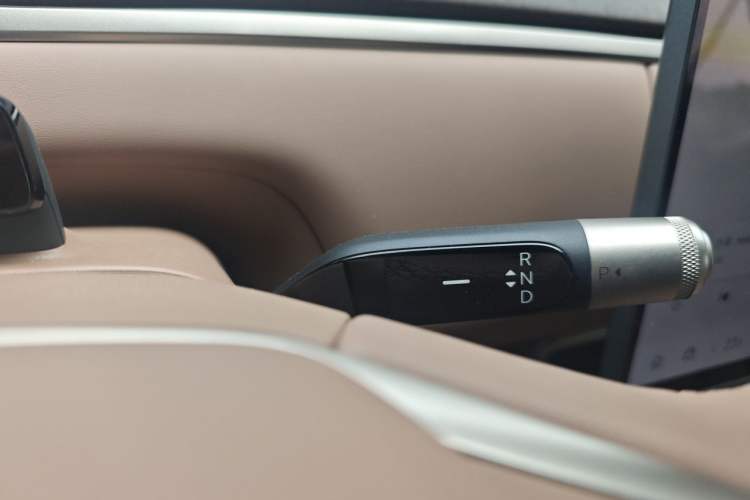 Used ONVO Luxeed L90 2025 Model—Ultra Six-Seater Version Gear Lever