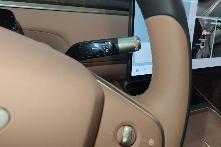 Used ONVO Luxeed L90 2025 Model—Max Six-Seater Version Gear Lever