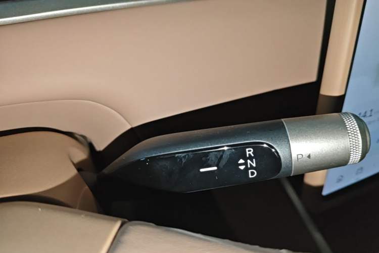 Used ONVO Luxeed L90 2025 Model—Ultra Six-Seater Version Gear Lever