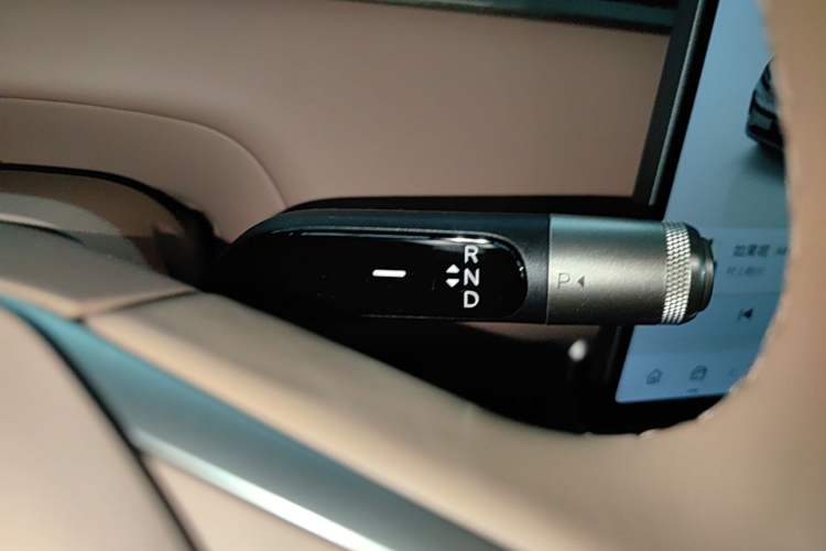 Used ONVO Luxeed L90 2025 Model—Ultra Six-Seater Version Gear Lever