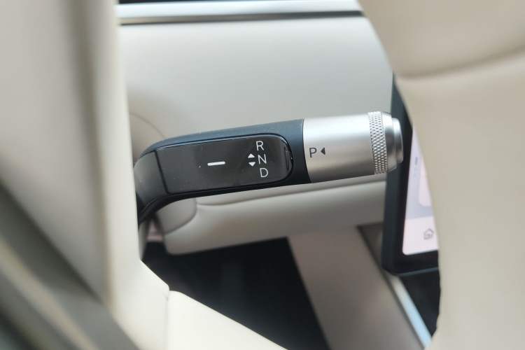 Used ONVO Luxeed L90 2025 Model—Max Six-Seater Version Gear Lever