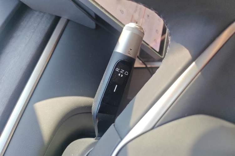 Used ONVO Luxeed L90 2025 Model—Ultra Six-Seater Version Gear Lever