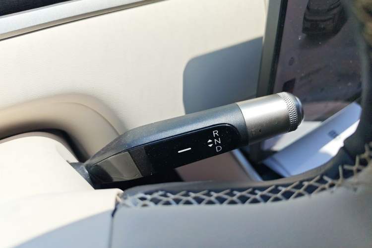 Used ONVO Luxeed L90 2025 Model—Ultra Six-Seater Version Gear Lever