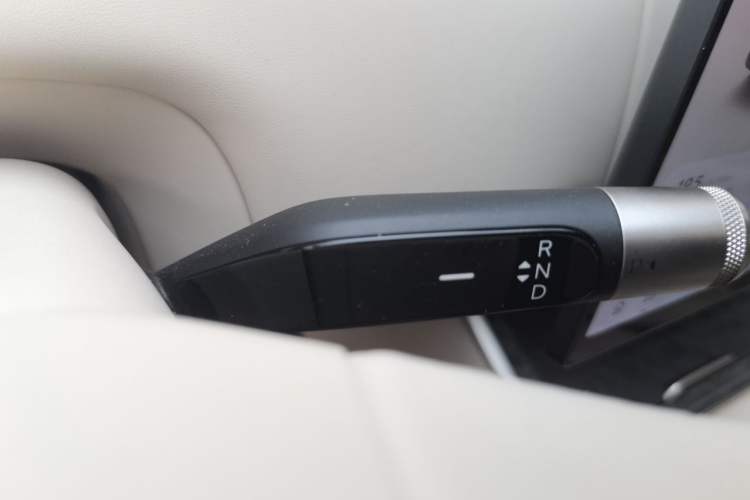 Used ONVO Luxeed L90 2025 Model—Max Six-Seater Version Gear Lever